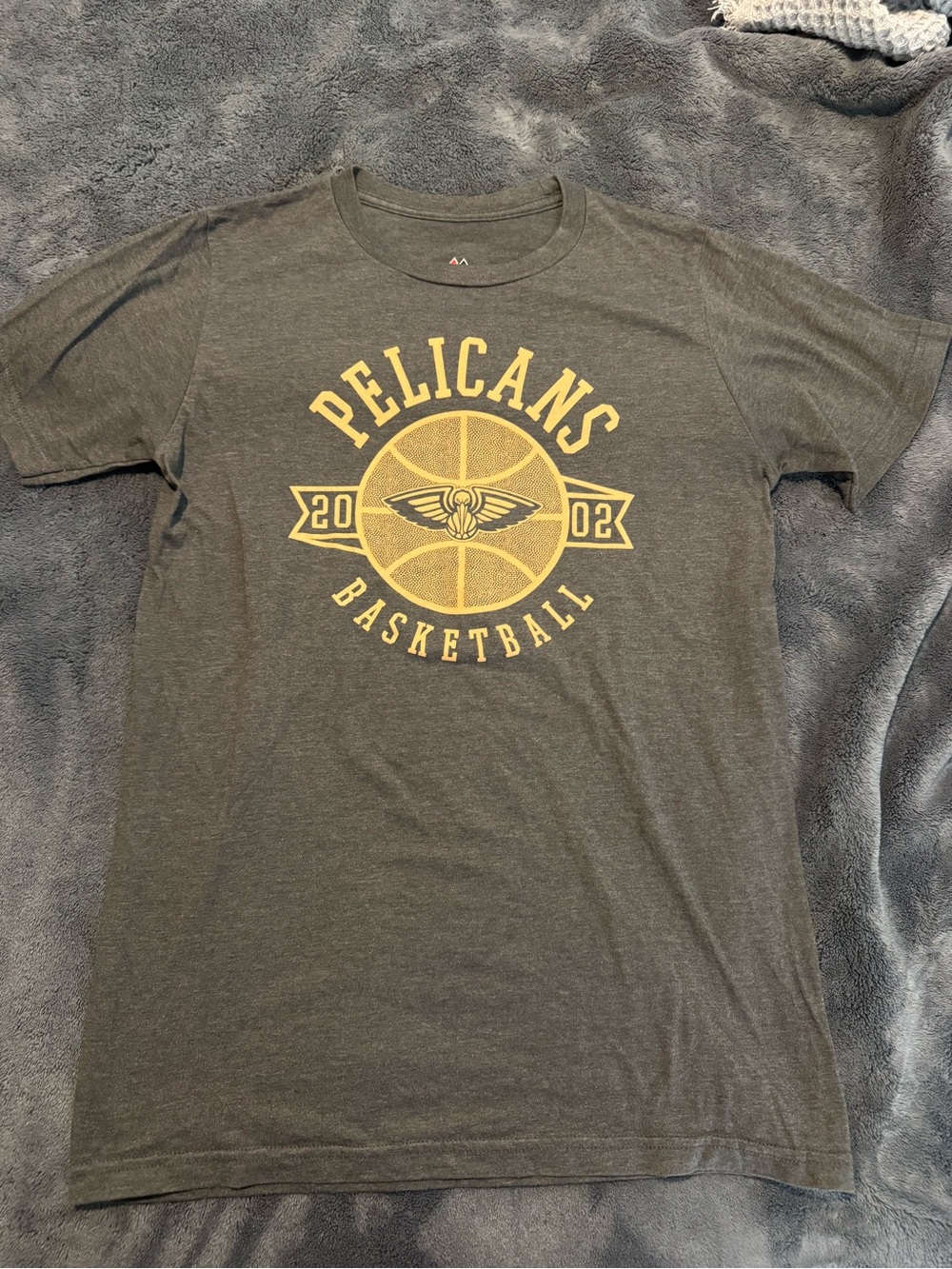 Pelicans Basketball Graphic T-Shirt - Gray with Gold Print